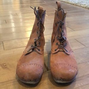 Low heeled Swedish Hasbeen boots